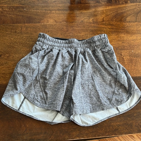 Lululemon Size 6 Grey Shorts - Picture 1 of 4